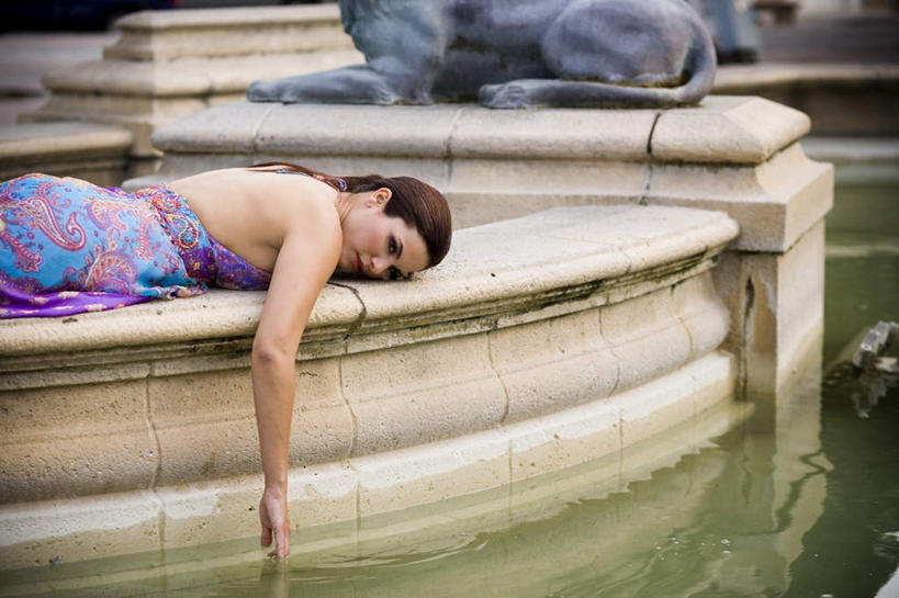 西方人,一个人,摸,横图,俯视,室外,白天,水,喷泉,欧洲,欧洲人,仅一个年轻女性,仅一个女性,仅一个人,抚摸,景观,注视,文化,石狮,观察,看,趴着,品味,观看,察看,关注,水景,美观,年轻女性,女人,女性,白种人,设计,触摸,接触,趴,半身,彩图,高角度拍摄