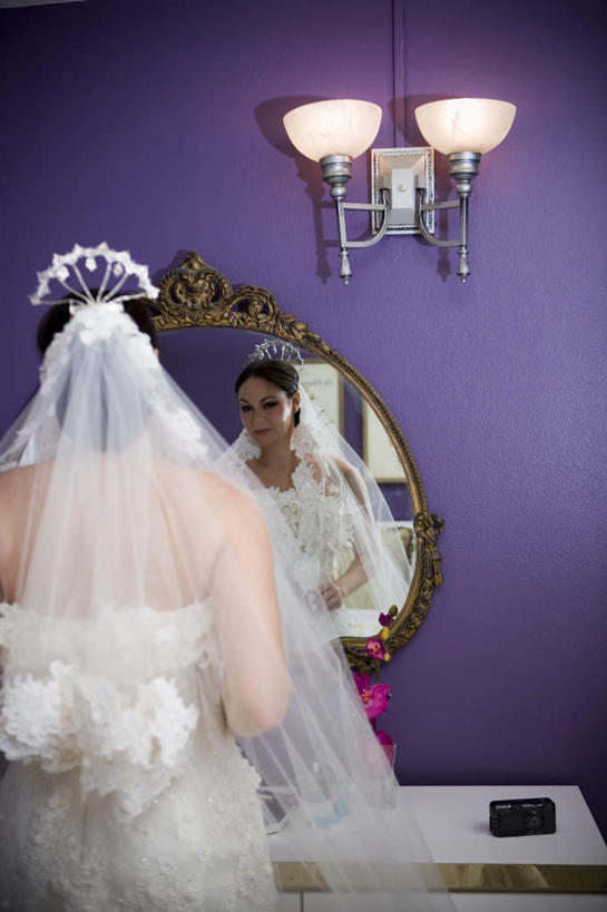 西方人,一个人,新娘,站,笑,微笑,竖图,室内,白天,婚纱,婚礼,快乐,照明,欧洲,欧洲人,仅一个年轻女性,仅一个女性,仅一个人,头纱,庆祝,盛开,壁灯,墙,灯光,梳妆台,结婚,花蕾,注视,墙壁,墙面,灯,花,花瓣,花朵,鲜花,背面,紫色,灯具,花苞,花蕊,观察,看,站着,喜庆,观看,纪念,照亮,察看,头冠,照明设备,关注,年轻女性,女人,女性,白种人,站立,半身,彩图,婚礼服,礼服,高兴