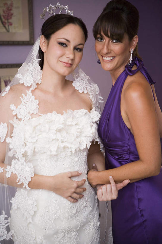 西方人,两个人,新娘,伙伴,朋友,站,握手,笑,微笑,露齿笑,竖图,室内,白天,正面,婚纱,婚礼,快乐,友谊,欧洲,欧洲人,头纱,庆祝,装饰,墙,结婚,注视,墙壁,墙面,紫色,耳环,观察,看,站着,喜庆,观看,纪念,伴娘,华丽,修饰,点缀,察看,头冠,关注,衬托,美观,雅致,雅观,耳饰,友情,年轻女性,女人,女性,白种人,搀手,拉手,手搀手,手拉手,手牵手,手握手,站立,半身,彩图,婚礼服,礼服,高兴