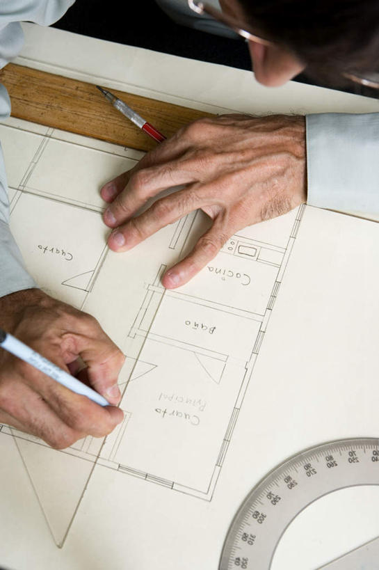 西方人,手,坐,竖图,俯视,室内,白天,桌子,欧洲,欧洲人,一副,握,测量,笔,图纸,眼镜,刻度,办公桌,办公用品,设计图,拿,拿着,注视,文具,半圆尺,尺,铅笔,学习用品,低头,观察,看,手部,握着,角度,观看,测量工具,文具用品,尺子,察看,衡量,绘图,关注,工程图,草图,近视眼镜,蓝图,比例,测绘,量具,量仪,标度,白种人,设计,坐着,半身,彩图,高角度拍摄