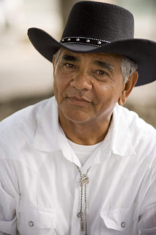 西方人,一个人,坐,笑,微笑,竖图,俯视,室外,白天,帽子,项链,欧洲,欧洲人,仅一个男性,仅一个人,注视,装饰品,饰品,首饰,观察,看,仅一个老年男性,观看,察看,关注,贝雷帽,老年男性,男人,男性,白种人,坐着,半身,彩图,高角度拍摄