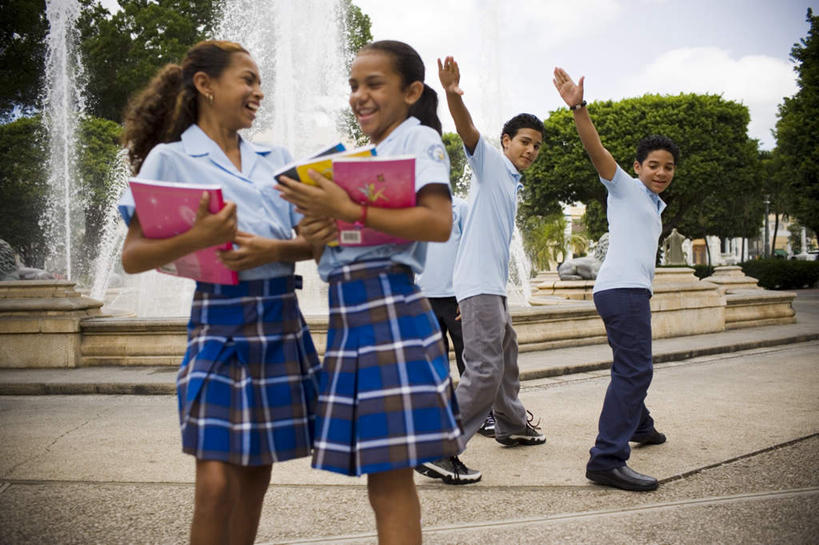 西方人,儿童,伙伴,朋友,站,举,笑,微笑,露齿笑,横图,室外,白天,仰视,制服,友谊,楼梯,喷泉,书籍,欧洲,黑人,欧洲人,握,服装,时间,时钟,手表,阶梯,景观,许多人,拿,计时,拿着,扭头,注视,文化,台阶,小孩,蓝色,蓝天,天空,钟表,天,观察,看,品味,托,站着,转头,一群人,同学,校服,表,握着,观看,腕表,察看,关注,水景,学生服,美观,友情,男孩,男人,男性,女孩,女人,女性,设计,书,图书,钟,举起,举手,举着,向上举,向上伸,向上托,站立,半身,彩图,低角度拍摄,男生,女生