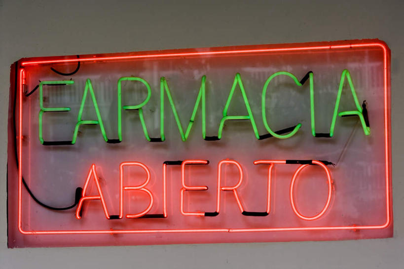 无人,横图,室外,特写,白天,正面,指示牌,照明,阴影,装饰,光线,英文,标志,文字,影子,字符,字母,墙,灯光,光芒,标识,墙壁,墙面,灯,红色,绿色,灯具,闪耀,英文字母,华丽,修饰,照亮,点缀,闪烁,照明设备,装饰灯,衬托,美观,雅致,雅观,彩图