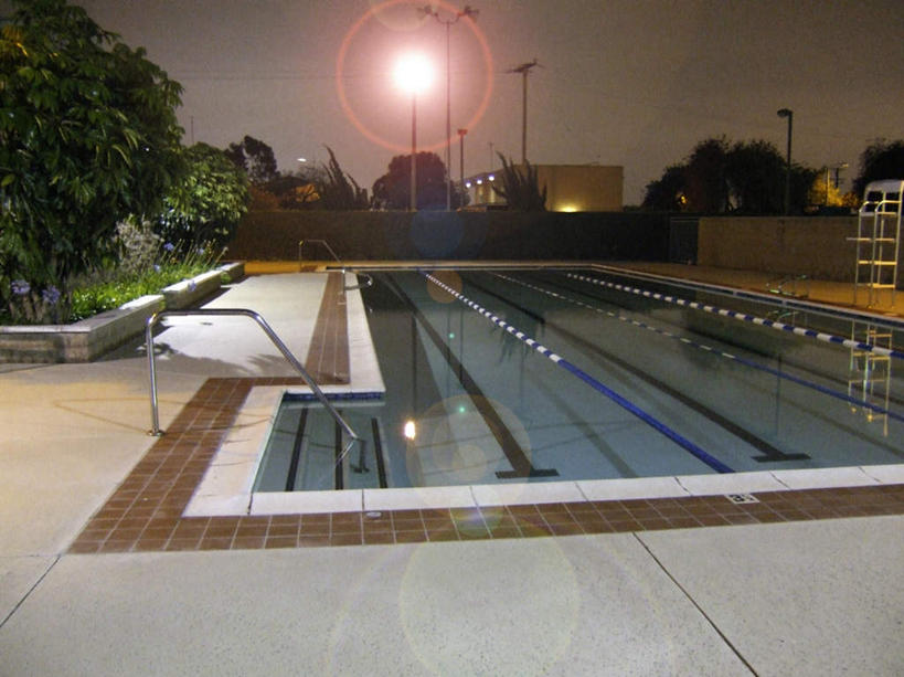 无人,体育馆,游泳池,横图,俯视,室外,白天,草地,水,植物,路灯,金属制品,照明,金属,电缆,水池,水面,灯光,泳池,灯,草,树,树木,绿色,自然,生长,成长,照亮,游泳馆,照明设备,杆子,彩图,高角度拍摄