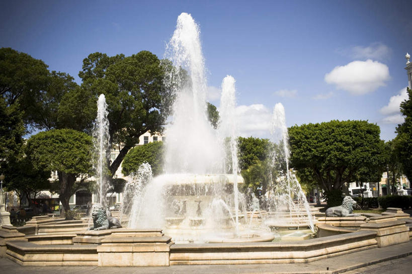 无人,横图,室外,白天,仰视,旅游,度假,美景,植物,喷泉,雕塑,阴影,艺术,装饰,光线,雕刻,雕像,影子,景观,云,云朵,云彩,文化,娱乐,石雕,树,树木,蓝色,绿色,白云,蓝天,天空,阳光,自然,工艺品,石狮,天,品味,享受,休闲,景色,放松,生长,晴朗,成长,纪念,美术,自然风光,主题,水景,陈列,功能,美学,美观,设计,晴空,彩图,低角度拍摄