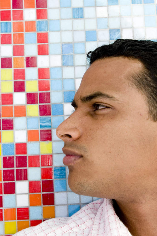 西方人,脸,头,脸颊,一个人,商务人士,商务男性,躺,竖图,室内,特写,白天,仰视,衬衫,欧洲,非洲,黑人,欧洲人,仅一个男性,仅一个人,一排,许多,花纹,套装,整齐,马赛克,图案,墙,扭头,注视,墙壁,墙面,排列,仅一个年轻男性,观察,看,转头,颜色,观看,五颜六色,察看,队列,关注,商务装,五彩缤纷,工薪阶层,卧着,男人,男性,年轻男性,非洲人,头部,脸部,脸蛋,面部,白领,上班族,躺着,卧,半身,彩图,低角度拍摄,衬衣