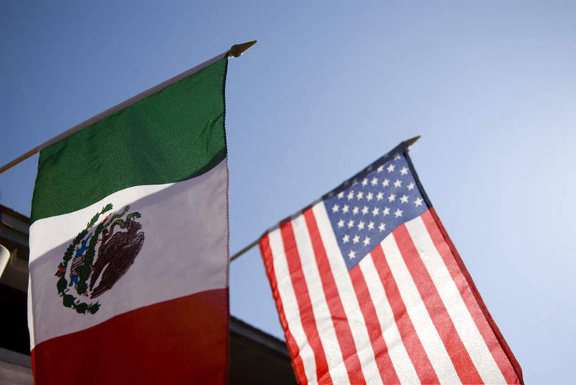 无人,横图,室外,白天,仰视,墨西哥,美国,吊挂,悬挂,阴影,飘扬,光线,旗杆,瓦片,影子,屋檐,挂,檐,星条旗,蓝色,蓝天,天空,阳光,天,美国国旗,晴朗,北美,北美洲,美洲,万里无云,北亚美利加洲,亚美利加洲,墨西哥合众国,仙人掌王国,晴空,晴空万里,彩图,低角度拍摄