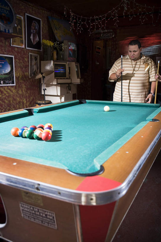 西方人,一个人,站,竖图,照片,室内,白天,正面,显示器,台球,项链,照明,欧洲,非洲,黑人,欧洲人,仅一个男性,仅一个人,握,撞球,朦胧,模糊,时间,彩灯,屏幕,球杆,时钟,手表,墙,灯光,拿,计时,拿着,注视,显示屏,运动器械,墙壁,墙面,彩球,灯,装饰品,仅一个年轻男性,饰品,首饰,灯具,钟表,观察,看,站着,表,健身器械,握着,摄影,花灯,观看,腕表,照亮,察看,台球桌,照明设备,关注,健身器材,斯诺克,输出设备,台球室,斯诺克球,斯诺克台球,桌球,男人,男性,年轻男性,非洲人,相片,钟,站立,半身,彩图,拍摄,照相,运动器材