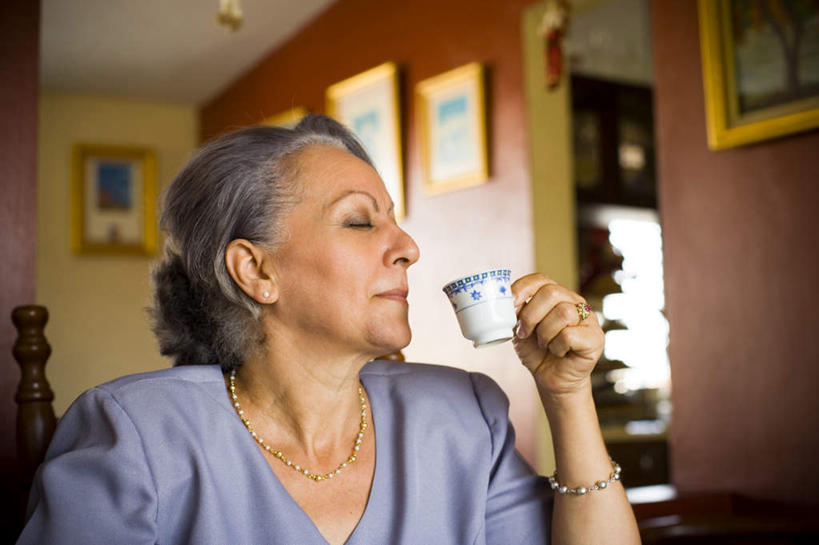 西方人,客厅,坐,闭眼,横图,室内,特写,白天,正面,餐桌,窗户,柜子,桌子,杯子,相框,降落伞,欧洲,欧洲人,握,阴影,服装,朦胧,模糊,装饰,光线,瓷器,碟子,眼镜,影子,墙,咖啡杯,陶瓷制品,拿,拿着,休闲装,闻,装潢,玻璃窗,墙壁,墙面,两个,衣服,阳光,橱柜,休闲,休闲服,握着,服饰,餐台,嗅,起居室,瓷杯,近视眼镜,粉饰,白种人,闭眼睛,闭着眼,闭着眼睛,坐着,半身,彩图