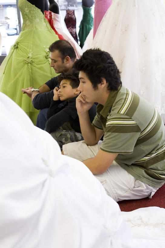 西方人,背部,三个人,伙伴,朋友,坐,捧,竖图,室内,白天,正面,婚纱,友谊,窗户,地毯,落地窗,项链,照明,欧洲,欧洲人,许多,时间,人造模特,时钟,手表,墙,屋顶,灯光,计时,顶棚,注视,顶灯,玻璃窗,墙壁,墙面,灯,装饰品,红色,饰品,首饰,灯具,钟表,低头,观察,看,表,色彩,颜色,道具,观看,腕表,照亮,察看,头冠,照明设备,关注,服装模特,模特道具,时装道具,展示道具,服装模特道具,陈列道具,婚纱店,友情,男人,男性,年轻男性,白种人,钟,捧着,手捧,坐着,半身,彩图,婚礼服,礼服