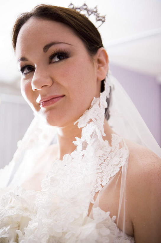 西方人,一个人,新娘,站,竖图,室内,白天,仰视,婚纱,婚礼,快乐,欧洲,欧洲人,仅一个年轻女性,仅一个女性,仅一个人,握,头纱,庆祝,墙,结婚,拿,拿着,扭头,注视,墙壁,墙面,观察,看,站着,转头,喜庆,握着,观看,纪念,察看,头冠,关注,年轻女性,女人,女性,白种人,站立,半身,彩图,低角度拍摄,婚礼服,礼服,高兴