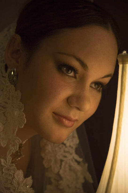 西方人,脸,头,脸颊,一个人,新娘,站,笑,微笑,竖图,室内,特写,白天,正面,婚纱,婚礼,快乐,台灯,照明,欧洲,欧洲人,仅一个年轻女性,仅一个女性,仅一个人,头纱,庆祝,灯光,结婚,注视,灯,耳环,灯具,观察,看,靠,靠着,站着,喜庆,观看,纪念,照亮,察看,头冠,照明设备,关注,耳饰,年轻女性,女人,女性,白种人,头部,脸部,脸蛋,面部,站立,半身,彩图,婚礼服,礼服,高兴