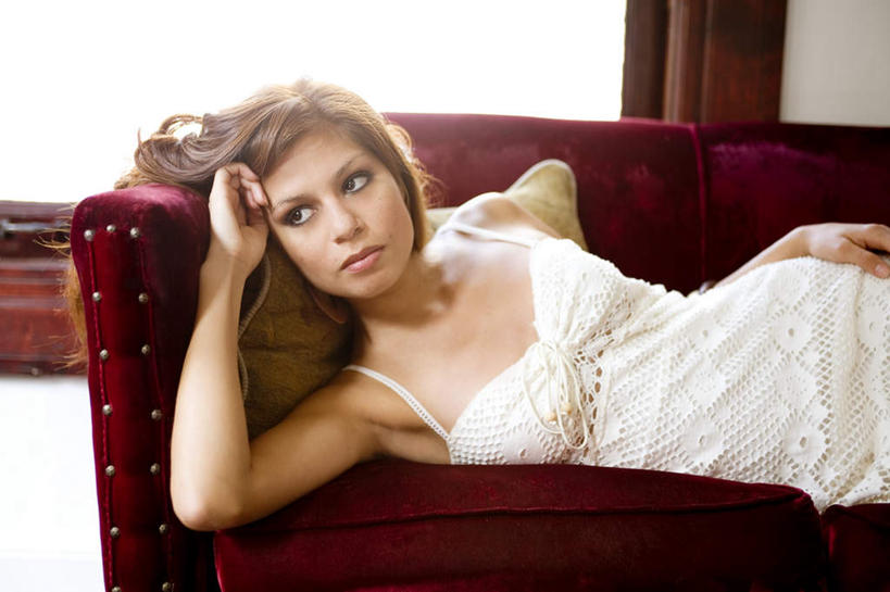 西方人,一个人,躺,横图,室内,白天,正面,裙子,沙发,卧室,欧洲,欧洲人,仅一个年轻女性,仅一个女性,仅一个人,阴影,连衣裙,光线,影子,棕色,注视,白色,阳光,观察,看,观看,察看,关注,卧着,年轻女性,女人,女性,白种人,长发,卷发,躺着,卧,半身,彩图,睡房,卧房,皮沙发