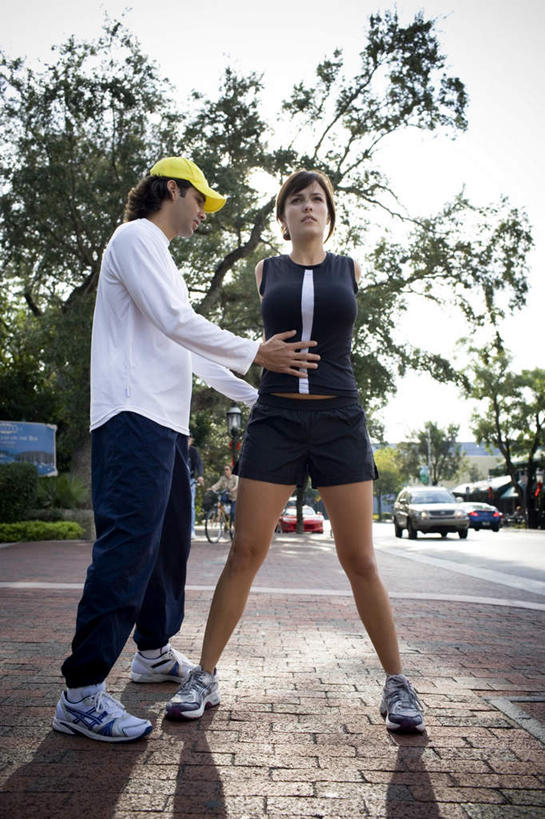 西方人,两个人,伙伴,朋友,站,摸,竖图,室外,白天,仰视,锻炼,友谊,运动,道路,路,公路,帽子,欧洲,欧洲人,抚摸,阴影,服装,光线,影子,棕色,交通,注视,指点,休闲装,运动帽,衣服,黄色,红色,阳光,观察,看,站着,教练,休闲,休闲服,鸭舌帽,服饰,观看,教导,察看,关注,辅导,教员,体育,友情,男人,男性,年轻男性,年轻女性,女人,女性,白种人,长发,马路,触摸,接触,站立,彩图,低角度拍摄,全身,健身