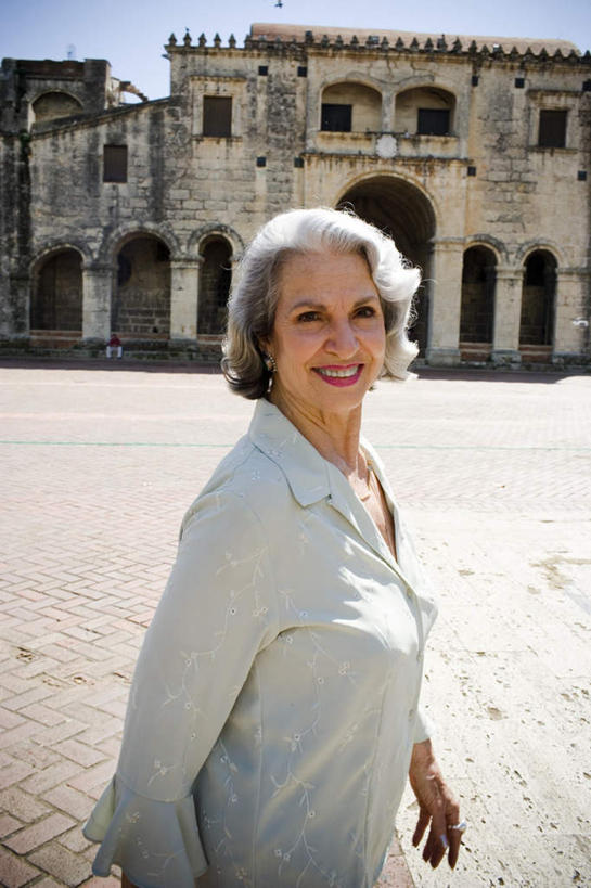 西方人,一个人,家,站,笑,微笑,露齿笑,竖图,室外,白天,侧面,衬衫,城市,欧洲,多米尼加,欧洲人,仅一个女性,仅一个人,阴影,光线,影子,房屋,屋子,首都,注视,楼房,住宅,白色,阳光,观察,看,站着,仅一个老年女性,观看,察看,北美,北美洲,关注,美洲,圣多明戈,圣多明各,北亚美利加洲,亚美利加洲,多米尼加共和国,圣多明哥,老年女性,女人,女性,白种人,站立,半身,彩图,衬衣,房子,短发