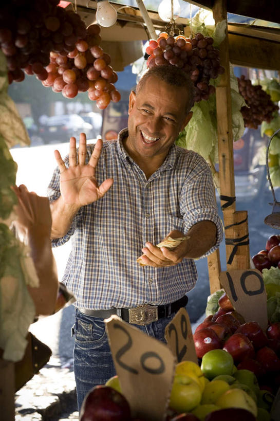 西方人,两个人,站,笑,微笑,露齿笑,竖图,室外,白天,正面,衬衫,葡萄,水果,欧洲,欧洲人,条纹,新鲜,摊位,生食,食品,果实,拿,拿着,注视,顾客,食物,蓝色,黑色,观察,看,站着,有机食品,绿色食品,观看,察看,关注,男人,男性,年轻女性,女人,女性,中年男性,白种人,山葫芦,蒲桃,草龙珠,站立,半身,彩图,衬衣,短发