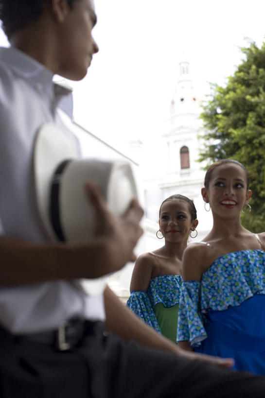 西方人,伙伴,朋友,跳舞者,家,站,笑,微笑,露齿笑,竖图,室外,白天,正面,裙子,友谊,道路,路,公路,帽子,欧洲,欧洲人,阴影,连衣裙,光线,影子,房屋,屋子,交通,许多人,拿,拿着,注视,礼帽,楼房,住宅,蓝色,绿色,阳光,观察,看,站着,一群人,观看,察看,关注,舞蹈服,演出服,裙摆,友情,男人,男性,年轻男性,年轻女性,女人,女性,白种人,马路,舞蹈家,舞蹈演员,舞者,站立,半身,彩图,房子