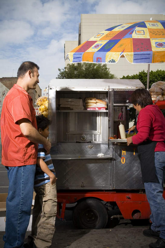 西方人,儿童,伙伴,朋友,站,抱,竖图,室外,白天,侧面,友谊,植物,道路,路,公路,欧洲,欧洲人,服装,遮阳伞,云,云朵,交通,拿,云彩,拿着,注视,休闲装,树,树木,小孩,衣服,蓝色,绿色,黑色,白云,蓝天,天空,自然,天,观察,看,站着,休闲,休闲服,服饰,生长,晴朗,成长,抱着,观看,察看,搂着,关注,快餐车,友情,男孩,男人,男性,年轻男性,女孩,女人,女性,中年女性,白种人,孩子,晴空,马路,搂,搂抱,站立,半身,彩图,短发,男生,女生