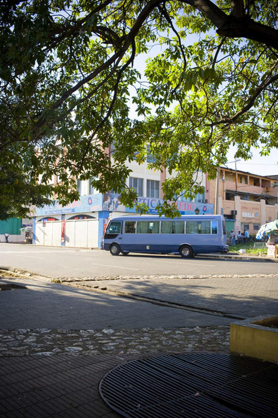 无人,家,竖图,室外,白天,正面,旅游,度假,美景,树林,植物,城市,道路,路,公路,汽车,多米尼加,一辆,阴影,光线,英文,标志,文字,影子,字符,字母,房屋,屋子,景观,交通,面包车,首都,娱乐,标识,楼房,住宅,车,树,树木,绿色,阳光,自然,交通工具,享受,休闲,景色,放松,生长,成长,英文字母,北美,北美洲,自然风光,载具,美洲,圣多明戈,圣多明各,北亚美利加洲,亚美利加洲,多米尼加共和国,圣多明哥,马路,彩图,房子