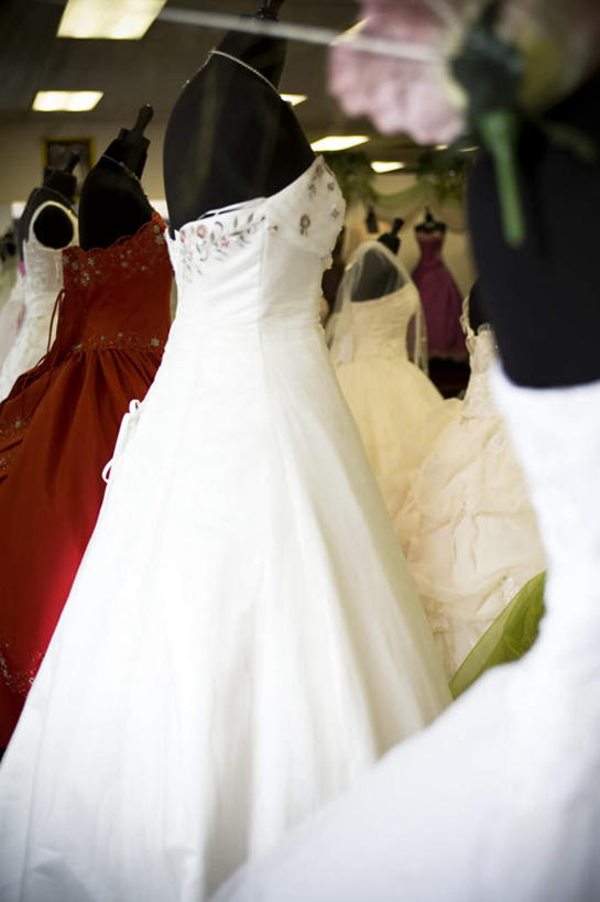 无人,商店,竖图,室内,白天,正面,婚纱,购物,消费,窗户,落地窗,超市,阴影,光线,人造模特,影子,玻璃窗,红色,白色,阳光,两件,金融,百货,道具,服装店,选购,贸易,百货公司,服装模特,服饰店,模特道具,时装道具,展示道具,服装模特道具,陈列道具,血拼,婚纱店,彩图,婚礼服,礼服,购物商场,购物中心,商业中心