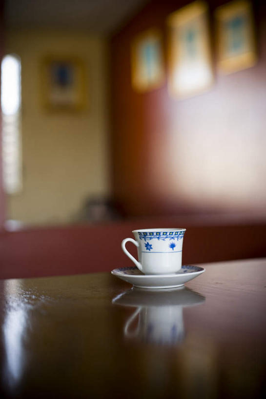 无人,餐厅,竖图,室内,特写,白天,正面,餐桌,桌子,静物,杯子,餐具,朦胧,模糊,瓷器,碟子,盘,咖啡杯,陶瓷制品,一杯,盘子,碟,餐台,瓷杯,彩图,餐馆,饭店,饭馆