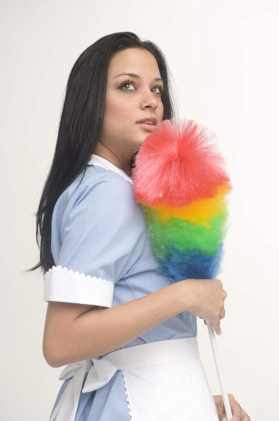 西方人,一个人,站,竖图,室内,白天,白色背景,仰视,工作服,裙子,制服,欧洲,欧洲人,仅一个年轻女性,仅一个女性,仅一个人,连衣裙,围裙,拿,拿着,注视,一个,蓝色,白色,观察,看,站着,摄影,影棚,单个,观看,鸡毛掸子,察看,关注,工作制服,年轻女性,女人,女性,白种人,站立,半身,彩图,低角度拍摄,影棚拍摄,工作套服,拍摄