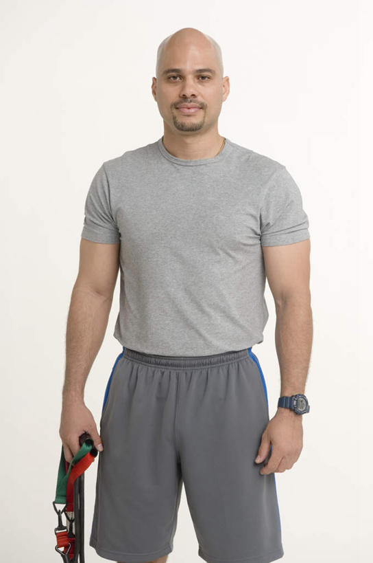 西方人,胡须,秃头,一个人,站,笑,微笑,竖图,室内,白天,白色背景,正面,T恤衫,锻炼,运动,欧洲,欧洲人,仅一个男性,仅一个人,仅一个中年男性,服装,时间,时钟,手表,拿,T恤,计时,拿着,注视,休闲装,衣服,灰色,钟表,观察,看,站着,休闲,休闲服,表,摄影,服饰,影棚,观看,腕表,察看,关注,阻力带,体育,男人,男性,中年男性,白种人,山羊胡,光头,胡子,无发,钟,站立,半身,彩图,影棚拍摄,健身,拍摄