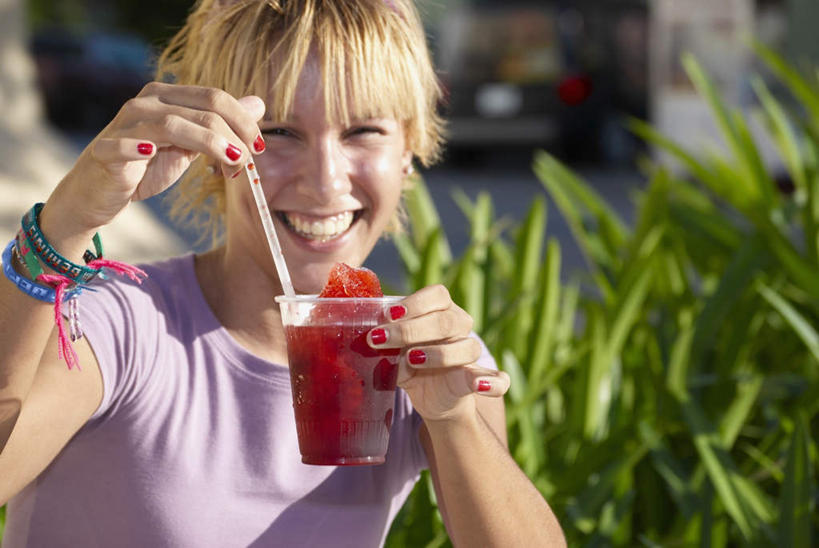 西方人,一个人,坐,笑,微笑,露齿笑,横图,室外,白天,正面,植物,欧洲,欧洲人,仅一个年轻女性,仅一个女性,仅一个人,阴影,服装,朦胧,模糊,光线,盆栽,影子,塑料,盆景,拿,拿着,注视,休闲装,饮料,衣服,绿色,阳光,自然,塑料制品,吸管,观察,看,休闲,休闲服,金色,服饰,生长,成长,观看,察看,空心,关注,腕带,饮管,年轻女性,女人,女性,白种人,长发,坐着,半身,彩图,圆柱状