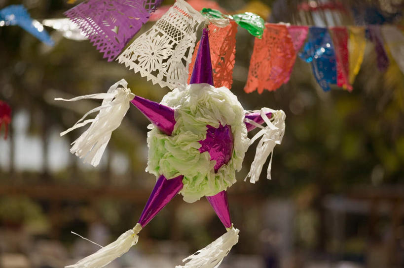 无人,横图,室外,特写,白天,仰视,旅游,度假,美景,植物,墨西哥,狂欢节,一排,许多,阴影,花纹,节日,朦胧,模糊,庆祝,艺术,整齐,装饰,光线,图案,玩偶,影子,纸艺,手工艺品,景观,云,云朵,云彩,文化,娱乐,装饰品,树,树木,排列,黄色,蓝色,绿色,紫色,白色,白云,蓝天,天空,阳光,自然,纸片,装饰物,工艺品,剪纸,天,庆典,享受,休闲,景色,放松,生长,成长,纪念,华丽,修饰,点缀,北美,高雅,北美洲,队列,自然风光,美洲,饰物,北亚美利加洲,亚美利加洲,自信心,品位,衬托,美观,雅致,雅观,剪画,刻纸,墨西哥合众国,仙人掌王国,圣卢卡斯角,彩图,低角度拍摄