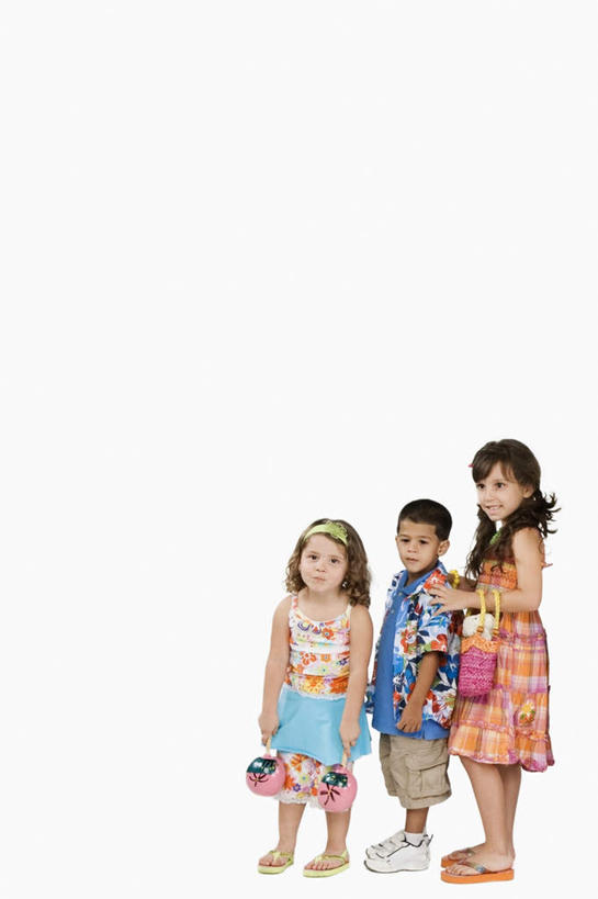 西方人,儿童,头发,三个人,伙伴,朋友,站,笑,摸,微笑,露齿笑,竖图,室内,白天,白色背景,侧面,凉鞋,裙子,锻炼,游戏,友谊,纯洁,运动,玩具,鞋子,欧洲,欧洲人,一排,抚摸,握,花纹,连衣裙,服装,整齐,束发带,拿,玩,拿着,扭头,注视,休闲装,娱乐,排列,两个,一个,小孩,衣服,粉色,黄色,蓝色,绿色,观察,看,站着,转头,休闲,休闲服,可爱,童年,童趣,益智,握着,摄影,服饰,影棚,单个,观看,活动,察看,队列,发泄,关注,消遣,智力,童真,烂漫,无邪,宣泄,扯铃,风葫芦,胡敲,空钟,空竹,闷葫芦,嗡子,响葫芦,响簧,天皇皇,天雷公,体育,天真,友情,男孩,男人,男性,女孩,女人,女性,白种人,长发,触摸,接触,玩耍,嬉戏,站立,彩图,全身,影棚拍摄,夹趾拖鞋,人字拖,人字拖鞋,健身,拍摄,男生,女生