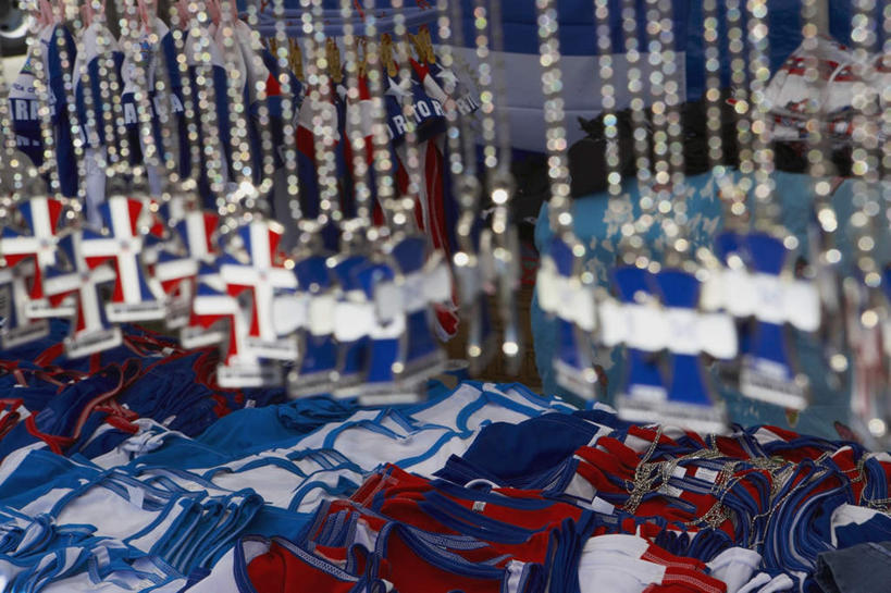 无人,商店,横图,室外,特写,白天,仰视,购物,消费,项链,一排,许多,吊挂,悬挂,阴影,朦胧,模糊,整齐,光线,挂饰,影子,墙,墙壁,墙面,装饰品,排列,红色,蓝色,阳光,饰品,首饰,金融,百货,队列,选购,贸易,血拼,彩图,低角度拍摄,店铺,杂货店,杂货铺