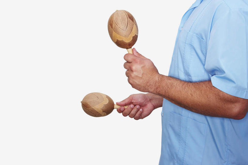 西方人,一个人,站,摸,横图,室内,白天,白色背景,侧面,锻炼,游戏,运动,玩具,欧洲,欧洲人,仅一个男性,仅一个人,抚摸,握,服装,墙,拿,玩,拿着,休闲装,娱乐,墙壁,墙面,仅一个年轻男性,两个,衣服,蓝色,站着,休闲,休闲服,益智,握着,摄影,服饰,影棚,活动,发泄,消遣,智力,宣泄,扯铃,风葫芦,胡敲,空钟,空竹,闷葫芦,嗡子,响葫芦,响簧,天皇皇,天雷公,体育,男人,男性,年轻男性,白种人,触摸,接触,玩耍,嬉戏,站立,半身,彩图,影棚拍摄,健身,拍摄