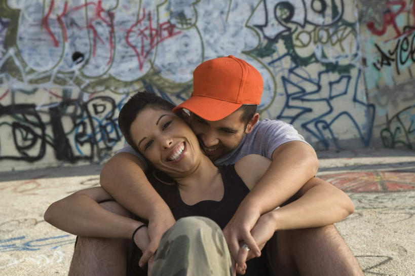 西方人,两个人,坐,抱,横图,室外,白天,正面,T恤衫,爱情,帽子,欧洲,欧洲人,墙,浪漫,T恤,运动帽,墙壁,墙面,黑色,温暖,温馨,橙色,鸭舌帽,恩爱,恋人,抱着,和睦,搂着,一顶,男人,男性,年轻男性,年轻女性,女人,女性,白种人,长发,情侣,搂,搂抱,坐着,半身,彩图,涂鸦,伴侣,融洽