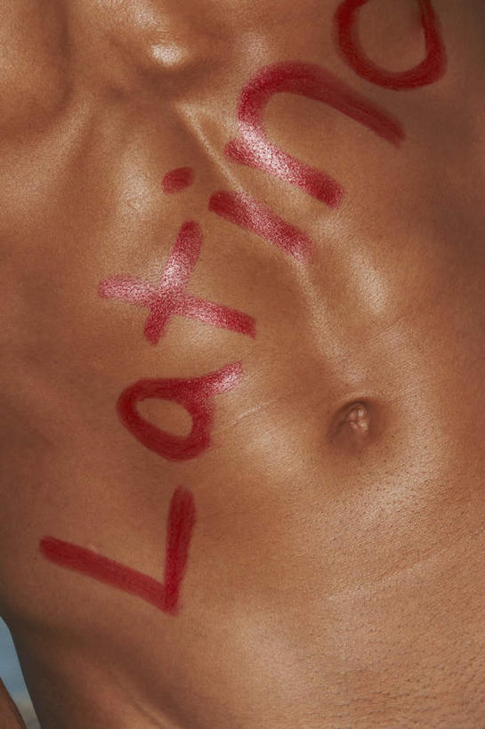 西方人,肌肉,健壮,一个人,站,竖图,室外,白天,正面,欧洲,欧洲人,仅一个男性,仅一个人,英文,标志,文字,字符,字母,注视,标识,裸露,仅一个年轻男性,红色,观察,看,站着,健康,活力,力量,观看,青春,英文字母,察看,强壮,关注,裸,油彩,男人,男性,年轻男性,白种人,站立,半身,彩图