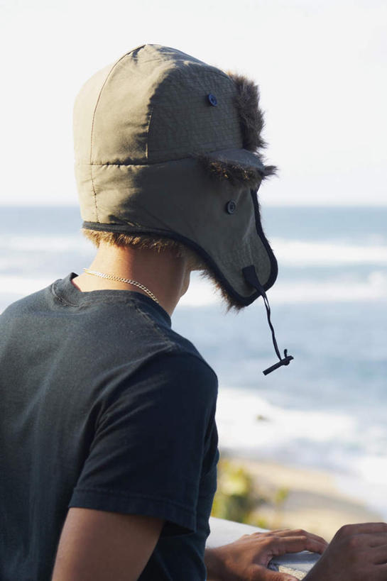 西方人,一个人,站,竖图,室外,白天,海浪,海洋,帽子,欧洲,欧洲人,仅一个男性,仅一个人,眺望,阴影,远眺,光线,影子,浪花,远望,注视,仅一个年轻男性,背面,阳光,海水,观察,看,站着,观看,遥望,察看,关注,海景,棉帽,远瞩,男人,男性,年轻男性,白种人,大海,风浪,海,海水的波动,近岸浪,涌浪,站立,半身,彩图