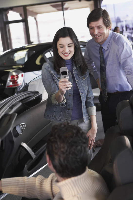 西方人,三个人,站,坐,打电话,竖图,室内,白天,正面,汽车,电话,手机,欧洲,欧洲人,拿,拿着,通讯设备,车,交通工具,轿车,站着,载具,汽车店,交流,男人,男性,年轻男性,年轻女性,女人,女性,白种人,沟通,通话,站立,坐着,半身,彩图