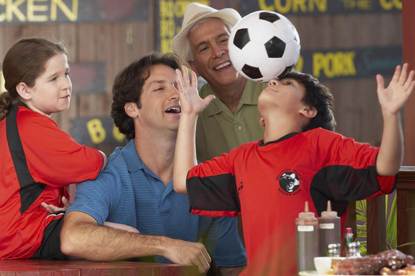 西方人,儿童,老年人,四个人,父亲,女儿,儿子,祖父,三代同堂,站,横图,室外,白天,正面,衬衫,纯洁,足球,欧洲,欧洲人,足球装备,顶,运动器械,祖孙三代,小孩,蓝色,黑色,站着,温暖,温馨,父女,父子,母女,母子,健身器械,父爱,可爱,母爱,童年,童趣,爷爷,祖孙,和睦,健身器材,童真,烂漫,无邪,外孙女,外公,外祖父,外孙,外孙子,蹴鞠,天真,足球运动,老年男性,男孩,男人,男性,年轻男性,年轻女性,女孩,女人,女性,白种人,孩子,年轻人,全家福,孙女,孙子,站立,半身,彩图,衬衣,融洽,运动器材,短发,男生,女生,爸爸,多代同堂