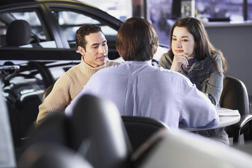 西方人,背部,三个人,坐,说,横图,室内,白天,正面,讨论,汽车,欧洲,欧洲人,相视,车,交通工具,轿车,面对面,对视,载具,相对,相看,交流,男人,男性,年轻男性,年轻女性,女人,女性,白种人,沟通,讲话,交谈,商讨,说话,谈话,坐着,半身,彩图