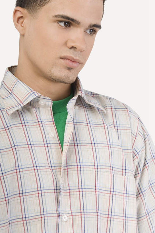 西方人,一个人,站,竖图,室内,特写,白天,白色背景,正面,衬衫,欧洲,欧洲人,仅一个男性,仅一个人,格子,注视,仅一个年轻男性,白色,黑色,低头,观察,看,站着,摄影,影棚,观看,察看,关注,男人,男性,年轻男性,白种人,站立,半身,彩图,影棚拍摄,衬衣,拍摄,短发