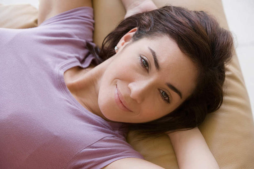 西方人,一个人,躺,笑,微笑,横图,俯视,室内,特写,白天,床,卧室,欧洲,欧洲人,仅一个年轻女性,仅一个女性,仅一个人,阴影,服装,反射,影子,双人床,床单,休闲装,被子,衣服,黑色,托,休闲,休闲服,服饰,双手抱头,被单,手抱头,年轻女性,女人,女性,白种人,长发,躺着,半身,彩图,高角度拍摄,睡房,卧房