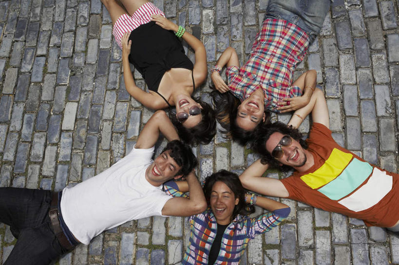 西方人,伙伴,朋友,躺,笑,微笑,露齿笑,横图,俯视,室外,白天,友谊,欧洲,欧洲人,五个人,戴,盘绕,服装,环绕,围绕,时间,地砖,墨镜,时钟,手表,眼镜,棕色,地面,许多人,计时,环抱,休闲装,一个,衣服,黄色,红色,蓝色,紫色,白色,黑色,太阳镜,太阳眼镜,钟表,一群人,休闲,休闲服,表,遮阳镜,服饰,缭绕,单个,腕表,戴着,背手,两副,友情,男人,男性,年轻男性,年轻女性,女人,女性,白种人,长发,卷发,钟,躺着,半身,彩图,高角度拍摄,短发