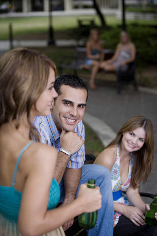 西方人,伙伴,朋友,站,坐,笑,微笑,露齿笑,竖图,室外,特写,白天,正面,友谊,草地,草坪,植物,道路,路,欧洲,欧洲人,五个人,撑,握,阴影,服装,朦胧,模糊,光线,花坛,影子,小路,棕色,交通,许多人,拿,拿着,托腮,休闲装,玻璃制品,酒瓶,草,一个,衣服,蓝色,绿色,紫色,白色,黑色,阳光,玻璃瓶,瓶子,托,站着,一群人,休闲,休闲服,握着,服饰,单个,托下巴,友情,男人,男性,年轻男性,年轻女性,女人,女性,白种人,长发,卷发,站立,坐着,半身,彩图,短发