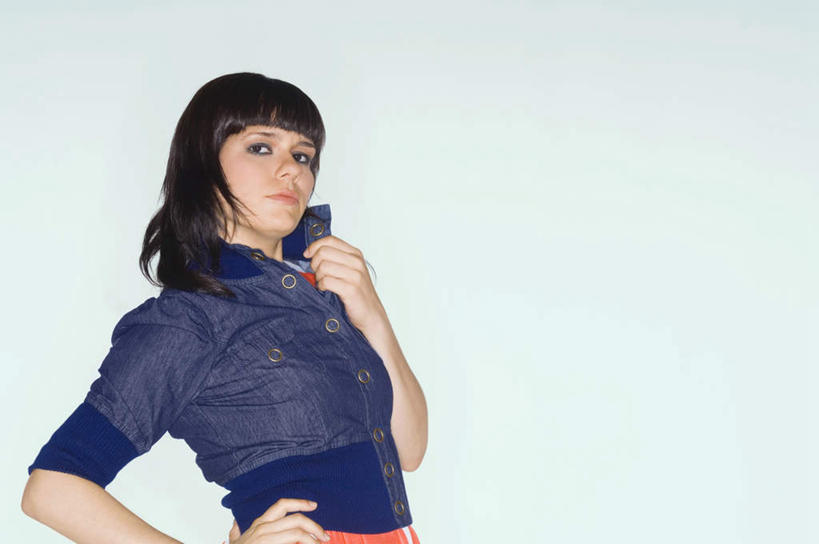 西方人,一个人,站,捏,横图,室内,白天,白色背景,侧面,欧洲,欧洲人,仅一个年轻女性,仅一个女性,仅一个人,服装,棕色,捏着,扭头,注视,休闲装,领子,手叉腰,衣服,蓝色,叉腰,观察,看,站着,转头,休闲,休闲服,摄影,服饰,影棚,观看,察看,关注,年轻女性,女人,女性,白种人,长发,卷发,站立,半身,彩图,影棚拍摄,拍摄