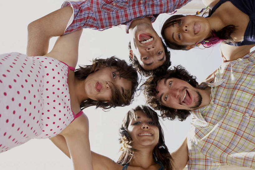 西方人,伙伴,朋友,抱,笑,微笑,露齿笑,横图,室内,白天,仰视,友谊,欧洲,欧洲人,五个人,盘绕,阴影,服装,环绕,围绕,光线,格子,影子,棕色,许多人,环抱,休闲装,衣服,粉色,红色,蓝色,白色,黑色,蓝天,天空,阳光,天,低头,一群人,休闲,休闲服,服饰,缭绕,晴朗,抱着,搂着,万里无云,垂头,友情,男人,男性,年轻男性,年轻女性,女人,女性,白种人,长发,卷发,晴空,晴空万里,怀抱,搂,搂抱,相抱,拥抱,半身,彩图,低角度拍摄,短发