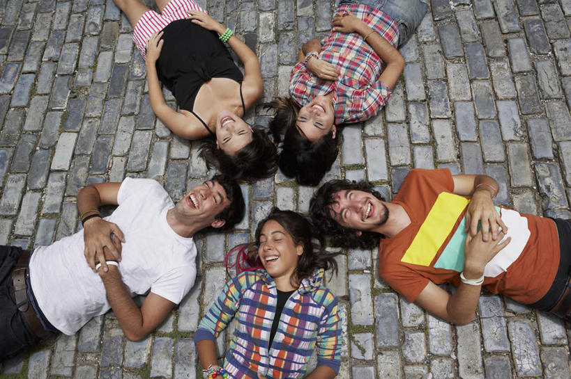 西方人,伙伴,朋友,躺,笑,微笑,露齿笑,横图,俯视,室外,白天,友谊,欧洲,欧洲人,五个人,戴,盘绕,服装,环绕,围绕,时间,地砖,墨镜,时钟,手表,眼镜,棕色,地面,许多人,计时,环抱,休闲装,一个,衣服,黄色,红色,蓝色,紫色,白色,黑色,太阳镜,太阳眼镜,钟表,一群人,休闲,休闲服,表,遮阳镜,服饰,缭绕,单个,腕表,戴着,两副,友情,男人,男性,年轻男性,年轻女性,女人,女性,白种人,长发,卷发,钟,躺着,半身,彩图,高角度拍摄,短发