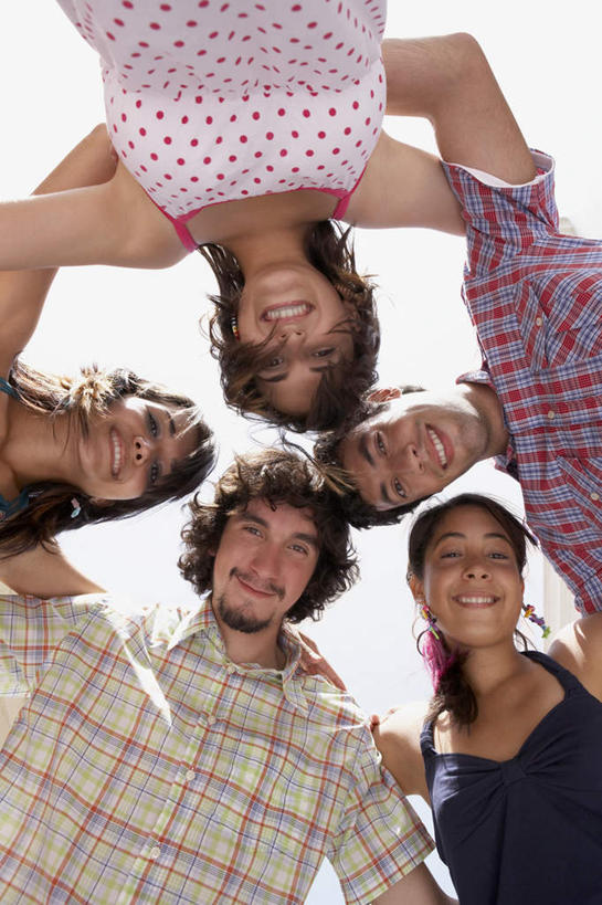 西方人,伙伴,朋友,抱,笑,微笑,露齿笑,竖图,室内,白天,仰视,友谊,欧洲,欧洲人,五个人,盘绕,阴影,服装,环绕,围绕,光线,格子,影子,棕色,许多人,环抱,休闲装,衣服,粉色,红色,蓝色,白色,黑色,蓝天,天空,阳光,天,低头,一群人,休闲,休闲服,服饰,缭绕,晴朗,抱着,搂着,万里无云,垂头,友情,男人,男性,年轻男性,年轻女性,女人,女性,白种人,长发,卷发,晴空,晴空万里,怀抱,搂,搂抱,相抱,拥抱,半身,彩图,低角度拍摄,短发