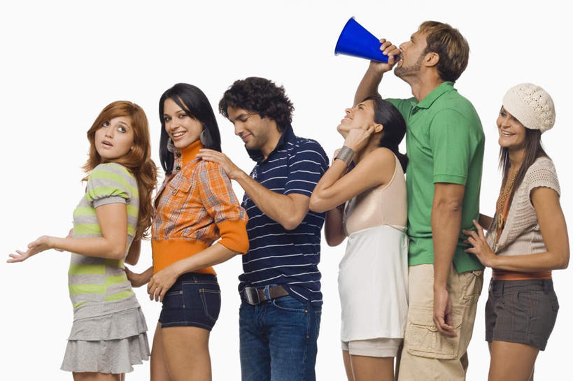 西方人,耳朵,伙伴,朋友,站,抱,笑,微笑,露齿笑,横图,室内,白天,白色背景,侧面,友谊,帽子,欧洲,欧洲人,五个人,戴,条纹,服装,棕色,许多人,休闲装,喇叭,一个,衣服,黄色,蓝色,绿色,白色,黑色,灰色,吹,站着,一群人,休闲,休闲服,摄影,服饰,影棚,单个,抱着,戴着,搂着,塞住,贝雷帽,一顶,友情,男人,男性,年轻男性,年轻女性,女人,女性,白种人,长发,卷发,耳,耳部,怀抱,搂,搂抱,相抱,拥抱,站立,半身,彩图,影棚拍摄,拍摄,短发