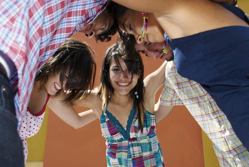 西方人,伙伴,朋友,抱,笑,微笑,露齿笑,横图,室内,白天,仰视,友谊,欧洲,欧洲人,五个人,盘绕,阴影,服装,环绕,围绕,光线,格子,影子,棕色,许多人,环抱,休闲装,衣服,粉色,红色,蓝色,白色,黑色,蓝天,天空,阳光,天,低头,一群人,休闲,休闲服,服饰,缭绕,晴朗,抱着,搂着,万里无云,垂头,友情,男人,男性,年轻男性,年轻女性,女人,女性,白种人,长发,卷发,晴空,晴空万里,怀抱,搂,搂抱,相抱,拥抱,半身,彩图,低角度拍摄,短发