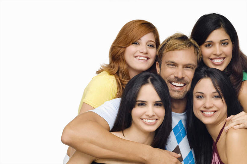 西方人,伙伴,朋友,站,坐,抱,笑,微笑,露齿笑,横图,室内,白天,白色背景,正面,友谊,欧洲,欧洲人,五个人,服装,棕色,许多人,休闲装,衣服,黄色,蓝色,白色,黑色,靠,靠着,站着,一群人,休闲,休闲服,摄影,服饰,影棚,抱着,搂着,友情,男人,男性,年轻男性,年轻女性,女人,女性,白种人,长发,卷发,怀抱,搂,搂抱,相抱,拥抱,站立,坐着,半身,彩图,影棚拍摄,拍摄,短发