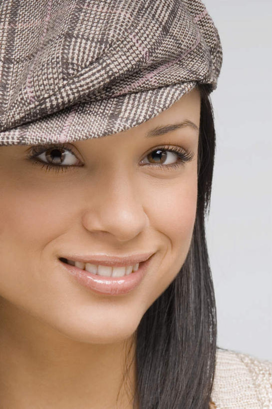 西方人,睫毛,一个人,笑,微笑,露齿笑,竖图,室内,白天,白色背景,正面,帽子,欧洲,欧洲人,仅一个年轻女性,仅一个女性,仅一个人,戴,一个,粉色,白色,黑色,口红,摄影,影棚,单个,戴着,贝雷帽,年轻女性,女人,女性,白种人,长发,睫,眼睫毛,半身,彩图,影棚拍摄,拍摄